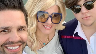 Γιώργος Τσαλίκης - Δώρα Δημητροπούλου | Συγκινημένοι στην αποφοίτηση του 18χρονου γιου τους, Βασίλη