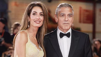 Amal Clooney | Το νέο χρώμα των μαλλιών της και το ιταλικό χτένισμά της στο 81ο Φεστιβάλ Βενετίας
