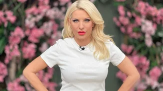 Η Ελένη Μενεγάκη με το τζιν παντελόνι από τη Massimo Dutti που κολακεύει τέλεια τις καμπύλες