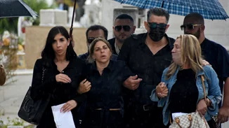 Mad Clip | Έγινε το μνημόσυνο για τις 40 μέρες - Τραγικές φιγούρες η μητέρα του και η πρώην σύντροφός του, Αρετή (Εικόνες)