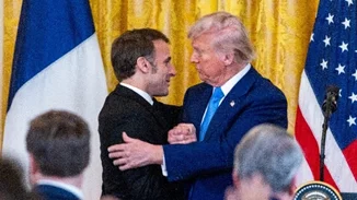 Τrump και Μacron σκιαγράφησαν, έστω και θολά, την εικόνα ότι κάτι κινείται στο Ουκρανικό