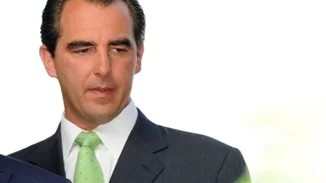 Με blue jean και πλούσια ξανθά μαλλιά ο Νικόλαος σε μία εικόνα από τα παλιά