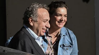 Γωγώ Μπρέμπου | Με κόκκινα suede μποτάκια σε βόλτα με τον Χρήστο Χωμενίδη