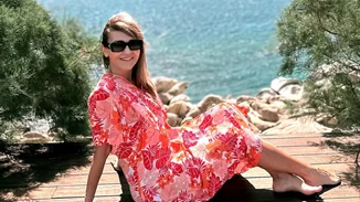 Μάρα Ζαχαρέα | Φωτογραφίζεται στην ακροθαλασσιά με λευκό δαντελένιο φόρεμα