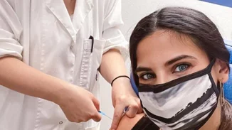 Χριστίνα Μπόμπα | Έκανε το εμβόλιο για τον κορονοϊό και απαντά σε όσους την κατηγορούν ότι λέει ψέματα