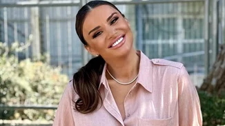 Ελένη Τσολάκη | Το mocha mousse φόρεμά της από τη Massimo Dutti είναι το πιο chic staple του φετινού καλοκαιριού