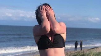 Γυναίκα με κολοστομία φοράει μπικίνι. Ετοιμάζεται να διασχίσει κολυμπώντας το Στενό της Μάγχης