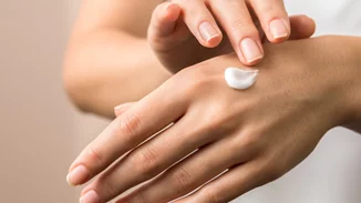 Όλα τα tips που χρειάζεσαι για να προστατέψεις τα χέρια σου από το κρύο και τέσσερις αγαπημένες ενυδατικές κρέμες
