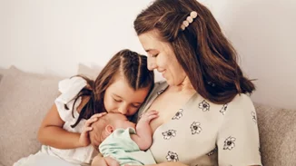 Ο ερχομός δεύτερου παιδιού στην οικογένεια φέρνει αλλαγές - Η ψυχολόγος εξηγεί πώς πρέπει να προετοιμαστούν οι γονείς