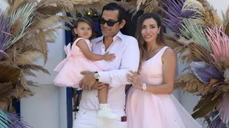 Η Όλγα Φαρμάκη και ο Σταύρος Μαντόπουλος βάφτισαν την κόρη τους | Το όνομα και η girly διακόσμηση