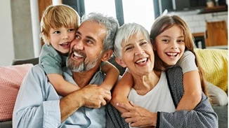 ABC7 New York | Οι Μillenials δεν κάνουν παιδιά γιατί οι γονείς τους δεν θέλουν να κρατούν τα εγγόνια τους