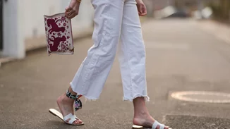 Τζιν στις εκπτώσεις; 5 λευκά denim παντελόνια που θα βρεις τώρα στη Mango