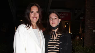 Νόνη Δούνια | Η σπάνια εμφάνιση με την ολόιδια κούκλα κόρη της, Ρία Μουρατίδη