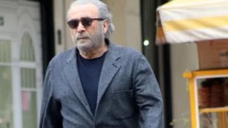 Λάκης Λαζόπουλος | Στον κήπο του σπιτιού του στην Πάρο - Με θέα στην θάλασσα