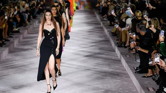 Άνοιξη '22 | 5 τάσεις από το catwalk της Versace που πρέπει να υιοθετήσεις