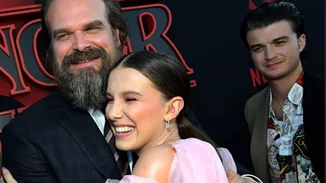 "Stranger Things" | Η Millie Bobby Brown καταγγέλει τον David Harbour για κακοποιητική συμπεριφορά