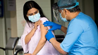 Τα πρώτα προνόμια για τους πλήρως εμβολιασμένους: Απαλλαγή από τα self test τον Ιούλιο