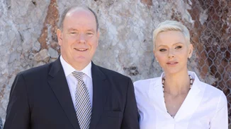 Πριγκίπισσα Charlene | Η smart chic εμφάνιση με cargo παντελόνι