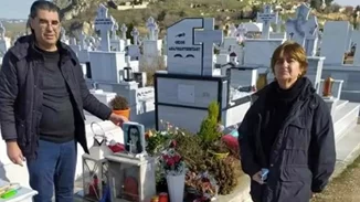 Συγκλονίζουν οι γονείς της Ελένης Τοπαλούδη | Πήγαν τούρτα γενεθλίων στο μνήμα της (Εικόνες)