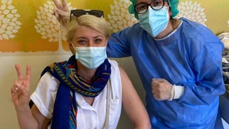 Γενέθλια με "εμβολιασμό" για τη Σία Κοσιώνη | Ο απολογισμός και η ηλικία της