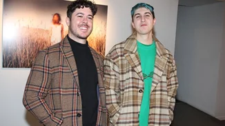 Νικόλας και Μιχαήλ Βαρθακούρης | Μόνο με τα μαγιό τους στην πισίνα στην Πάρο