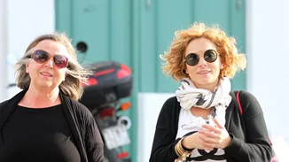 Η Ελεωνόρα Ζουγανέλη σε παραλία της Μυκόνου