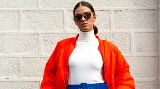 Αυτό είναι το bomber τζάκετ από το Bershka που ταιριάζει τέλεια και με φορέματα και με παντελόνια