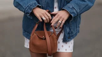 Οι σοκολατί σουέτ τσάντες που θα αναβαθμίσουν τα φθινοπωρινά σου outfits