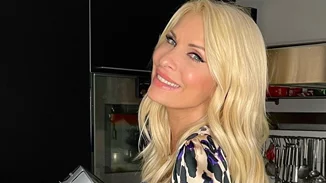 Ελένη Μενεγάκη | Ανοίγει για πρώτη φορά την κουζίνα του σπιτιού της - Με θέα στον κήπο και μοντέρνα έπιπλα