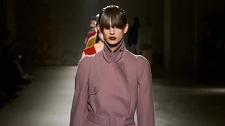 Οι XXL αφέλειες είναι τάση | Τις είδαμε και στην Εβδομάδα Μόδας του Παρισιού