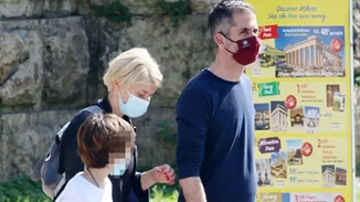 Μπακογιάννης - Κοσιώνη | Οικογενειακή βόλτα με casual look στον Εθνικό Κήπο [εικόνες]