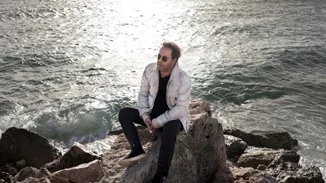 Γιάννης Πάριος | Η σπάνια φωτογραφία με τις εγγονές και τη σύντροφό του