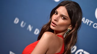 Η έγκυος Emily Ratajkowski χαλαρώνει με μάσκες ομορφιάς