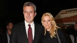 Νίκος Χατζηνικολάου - Κρίστη Τσολακάκη | Το τρυφερό φιλί δίπλα στο χριστουγεννιάτικο δέντρο