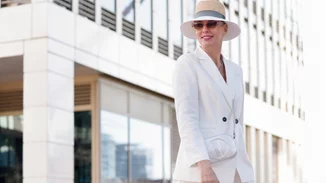 Καλοκαίρι 2025 | Τα χρώματα που επιλέγουν στο ντύσιμό τους οι κομψές γυναίκες άνω των 50