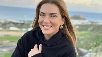 Βάσω Λασκαράκη | Απαθανατίζει την πανύψηλη κόρη της, Εύα, να κάνει skateboard στο ευρύχωρο σαλόνι τους