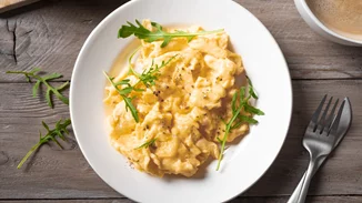 Scrambled eggs στον φούρνο με φέτα: Η νέα viral συνταγή που θα λατρέψεις