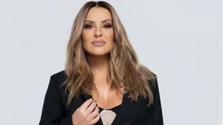 Με κομψό μωβ μπικίνι στα γαλαζοπράσινα νερά της Κρήτης | Η Ναταλία Γερμανού αποχαιρετά το καλοκαίρι