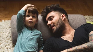 Ένας μπαμπάς μαθαίνει στον γιο του πώς να διαχειρίζεται τον θυμό του | To βίντεο που μας συγκίνησε