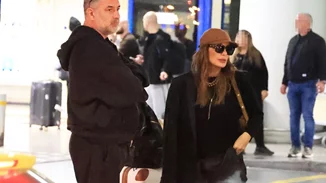 Δέσποινα Βανδή | Με εκδρομικό look στο αεροδρόμιο μετά το ταξίδι στη Ρώμη με τον Βασίλη Μπισμπίκη