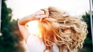 Τα καλύτερα αντηλιακά μαλλιών για προστασία, ενυδάτωση και λάμψη στα μαλλιά φέτος το καλοκαίρι