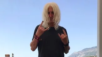 Νίκος Καρβέλας | Σπάνια φωτογραφία με τα ρούχα της κόρης του