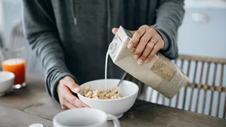 5 λάθη που κάνεις με το φυτικό γάλα που πίνεις