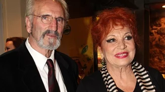 63 χρόνια πριν | Η Χρυσούλα Διαβάτη στο γάμο της ήταν ο ορισμός της κομψότητας - Το πριγκιπικό νυφικό και το ονειρικό headpiece της νύφης