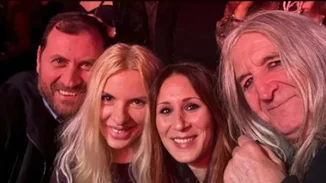 Νίκος Καρβέλας | Διασκέδασε στην Άννα Βίσση με τη Έλενα Φερεντίνου και την Αννίτα Πάνια