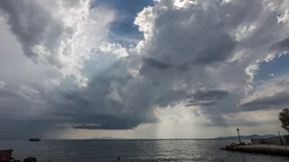 Καιρός | Μικρή πτώση της θερμοκρασίας με σποραδικές καταιγίδες - Σε ποιες περιοχές θα βρέξει