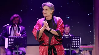 Ο Γιάννης Μπέζος πάει κόντρα στην ύπουλη επέλαση του παρελθόντος. Και αυτό τον κάνει τόσο ξεχωριστό