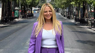 Η Νάνσυ Ζαμπέτογλου με το floral πουκάμισο από τη Mango που θα φοράς non stop την άνοιξη