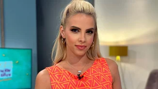 Η Τζένη Μελιτά με το εμπριμέ φόρεμα που θα βάλεις στο επόμενο βραδινό κάλεσμά σου