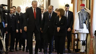 Τα δώρα του Ερντογάν: Το βάζο στη Σακελλαροπούλου, η μαρμάρινη πιατέλα της Προέδρου και τα βιβλία [εικόνες]